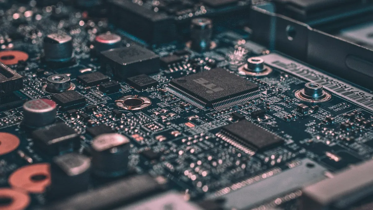 Placa de circuito impresso vista de perto, com trilhas e componentes eletrônicos